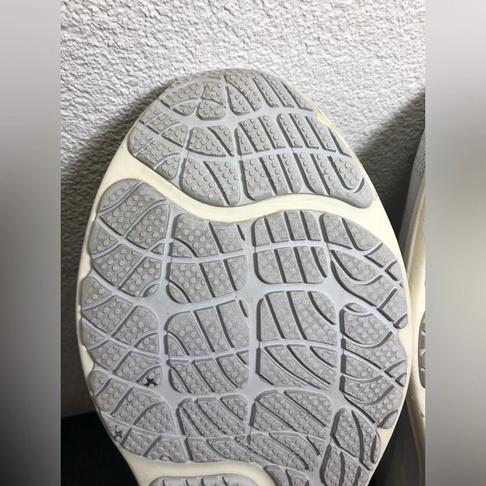 Lululemon Blissfeel 2 Womens Running Shoe silver white size 11